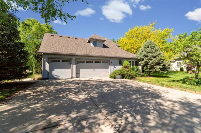 15733 Pine Cir, Basehor, KS 66007