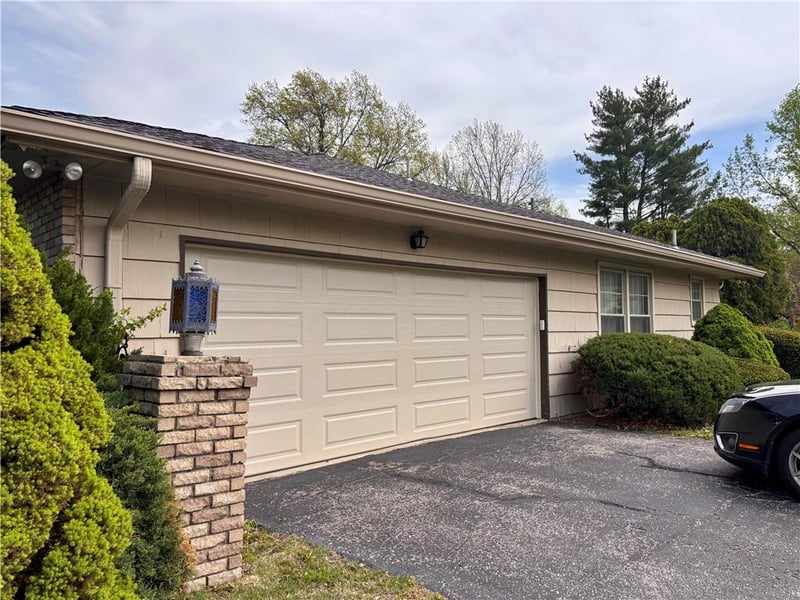 911 111th Ter, Kansas City, MO 64114