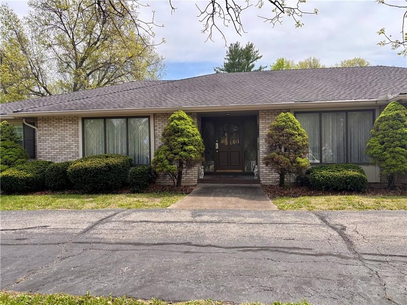 911 111th Ter, Kansas City, MO 64114