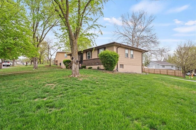 6437 Mercier St, Kansas City, MO 64118