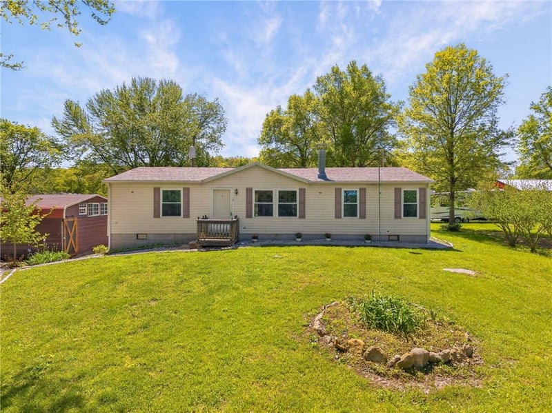8205 E 255th Ter, Freeman, MO 64746