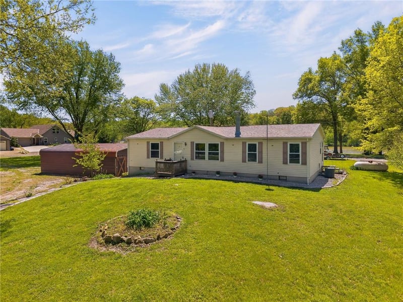 8205 E 255th Ter, Freeman, MO 64746