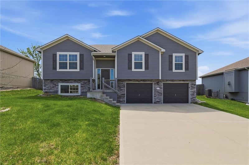 513 Bud Ln, Belton, MO 64012