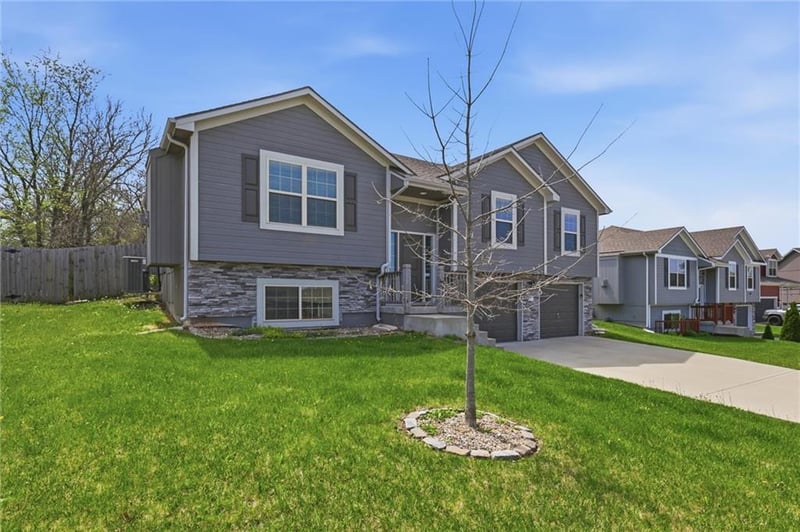513 Bud Ln, Belton, MO 64012
