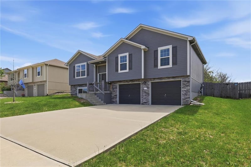 513 Bud Ln, Belton, MO 64012