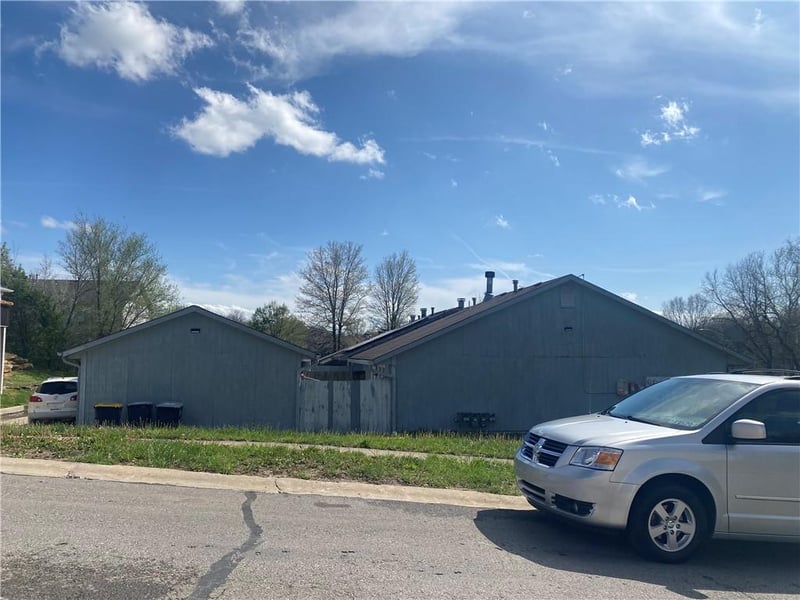 8213 Mace Rd, Kansas City, MO 64152