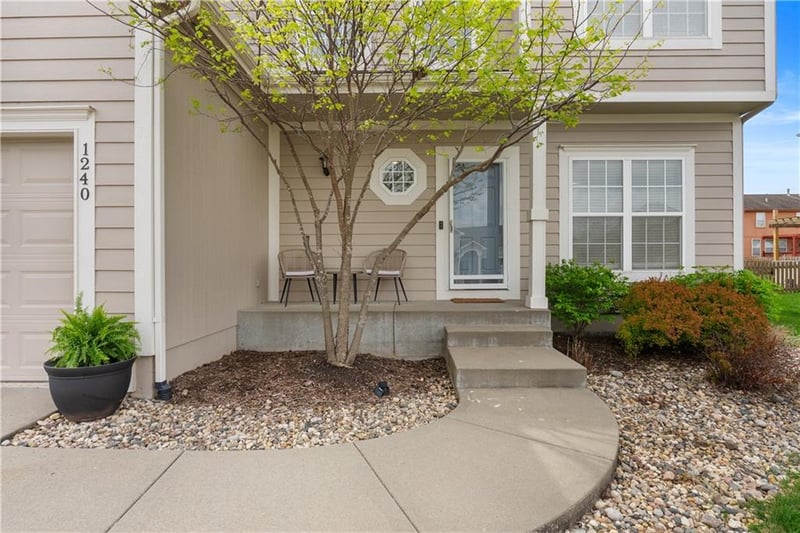 1240 Nagona Ln, Lee's Summit, MO 64082