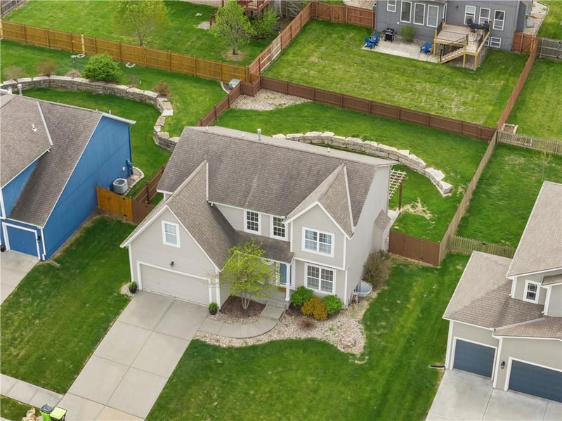 1240 Nagona Ln, Lee's Summit, MO 64082