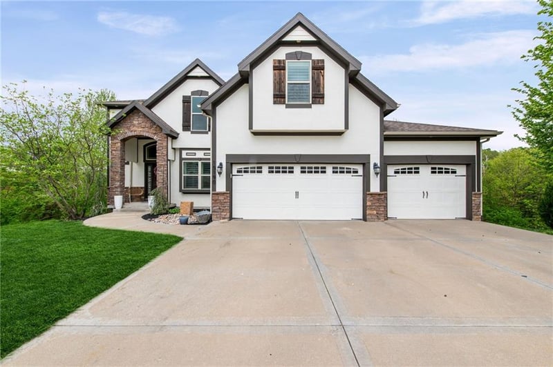 15190 Cherry Ct, Parkville, MO 64152