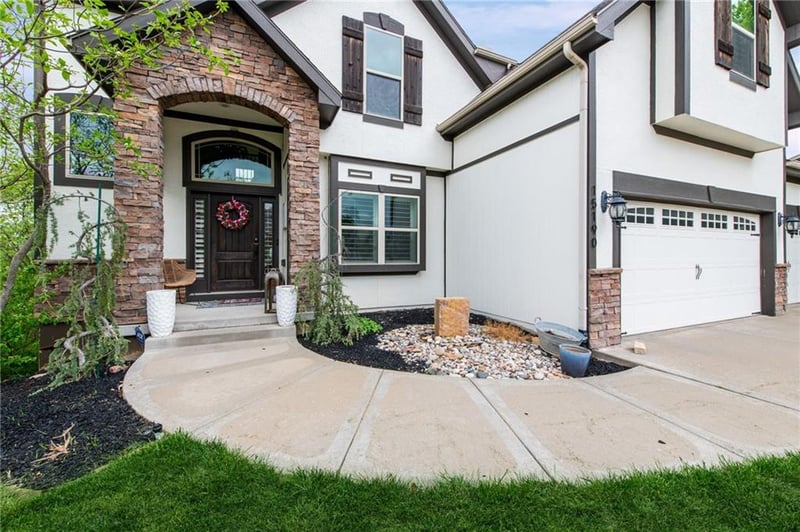 15190 Cherry Ct, Parkville, MO 64152