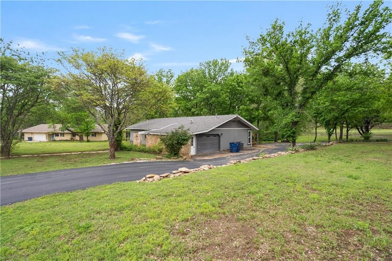 106 Oak Hills Dr, Coffeyville, KS 67337