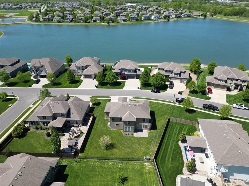 8804 1st St, Lee's Summit, MO 64064