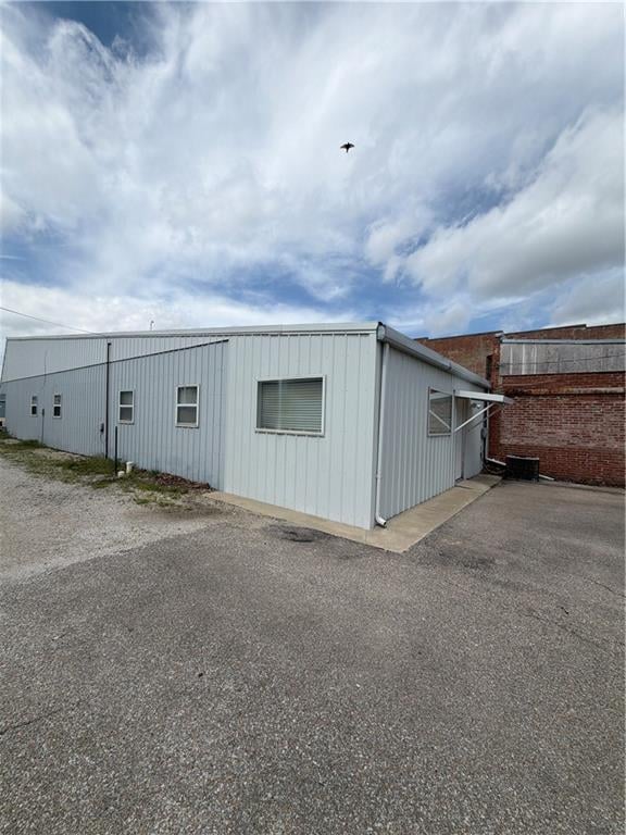 211 South St, Iola, KS 66749