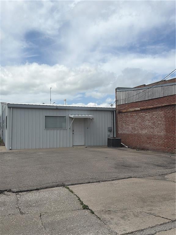 211 South St, Iola, KS 66749