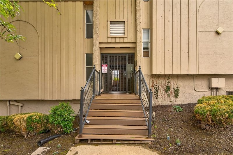1111 46th St #8, Kansas City, MO 64112
