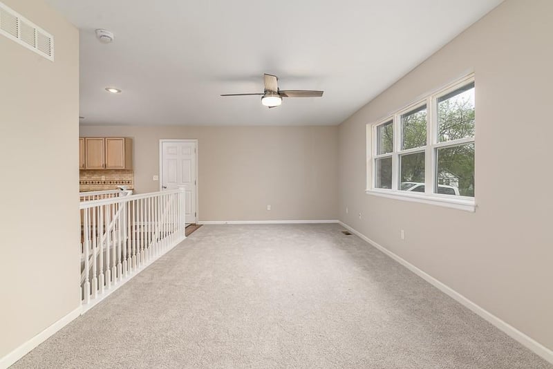 505 Laughlin Dr, Tonganoxie, KS 66086