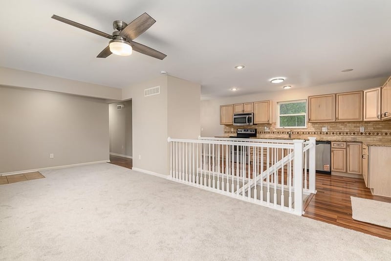 505 Laughlin Dr, Tonganoxie, KS 66086