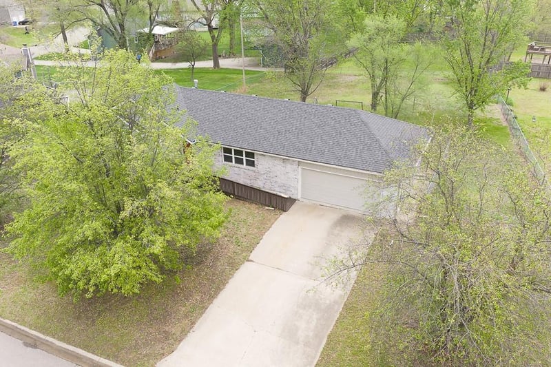 505 Laughlin Dr, Tonganoxie, KS 66086