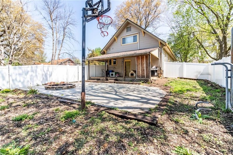 401 Jackson St, Windsor, MO 65360