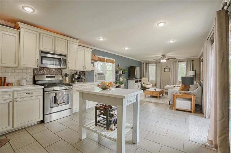 705 91st St, Kansas City, MO 64114