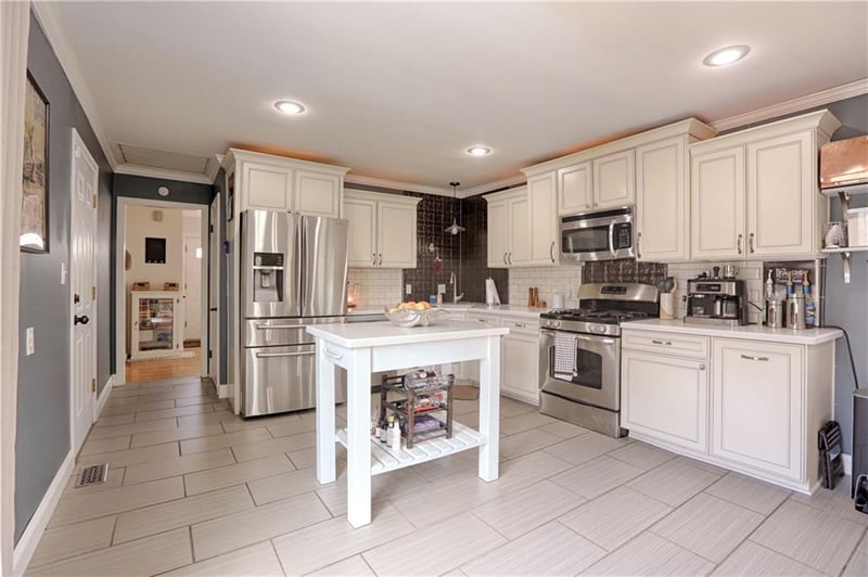 705 91st St, Kansas City, MO 64114