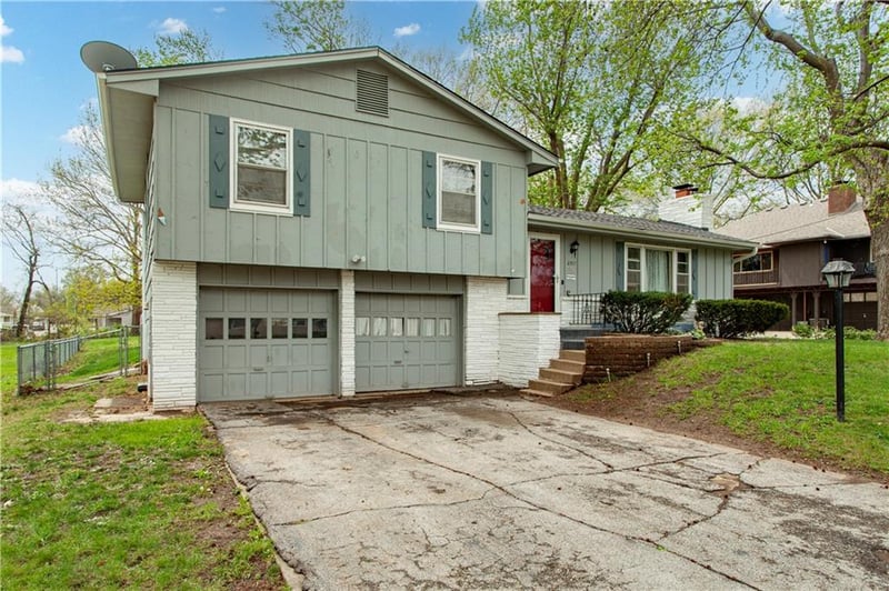 8917 58 St, Raytown, MO 64133