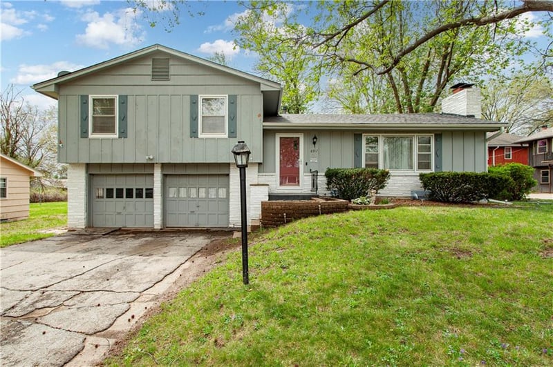 8917 58 St, Raytown, MO 64133