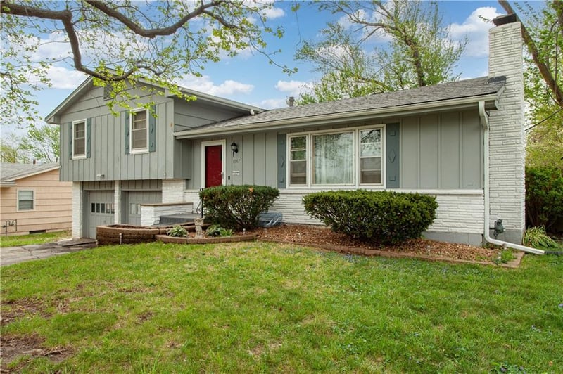 8917 58 St, Raytown, MO 64133