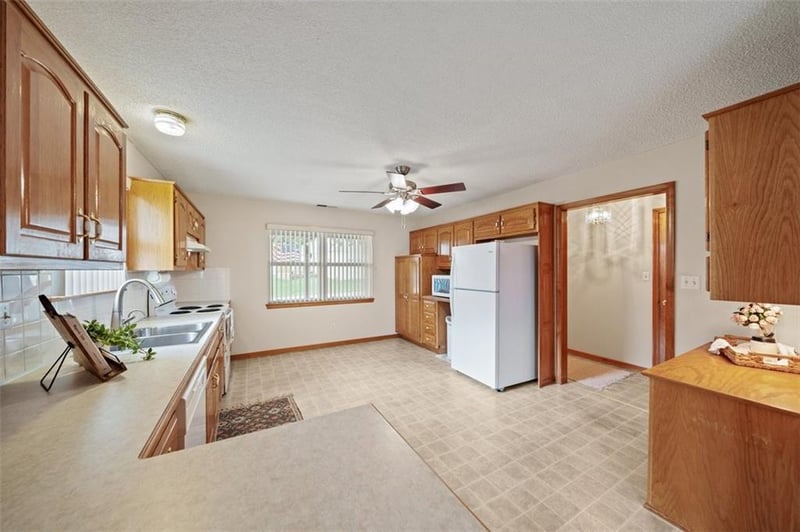 602 Sun Dr, Raymore, MO 64083