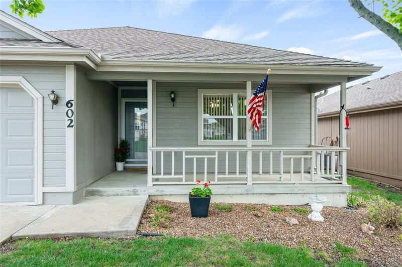 602 Sun Dr, Raymore, MO 64083