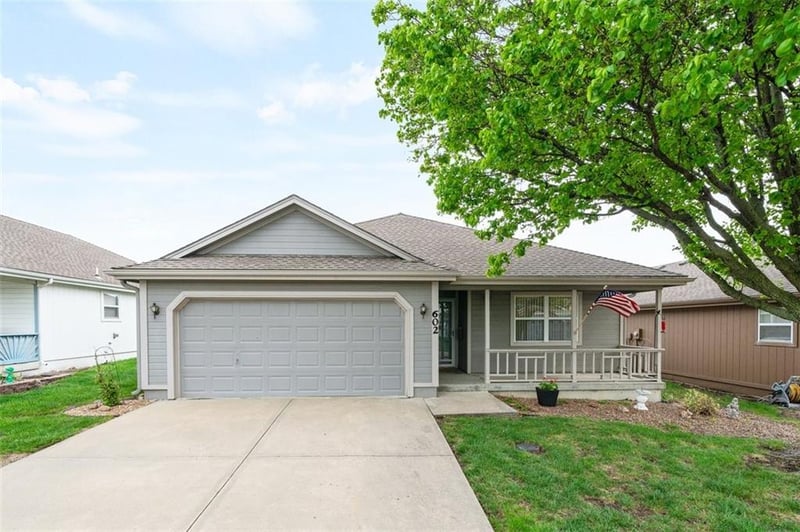 602 Sun Dr, Raymore, MO 64083
