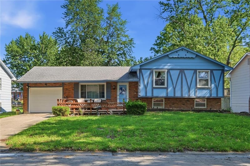 706 Darwin St, Lee's Summit, MO 64063