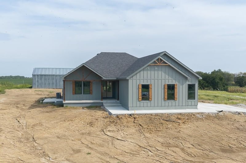 18814 Hollingsworth Rd, Tonganoxie, KS 66086