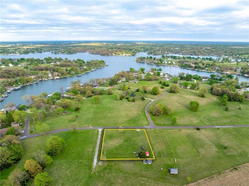 105 Hook Ct, Gallatin, MO 64640