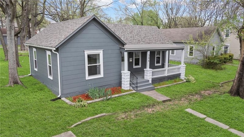 304 Shawnee St, Paola, KS 66071