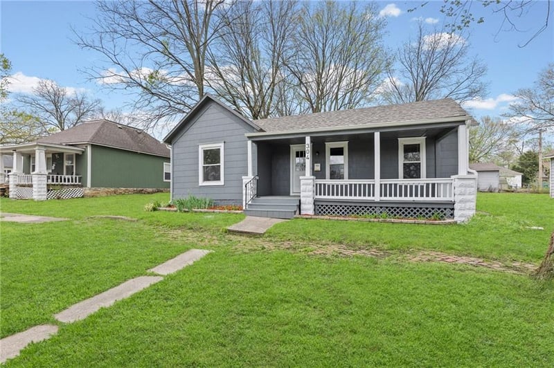 304 Shawnee St, Paola, KS 66071