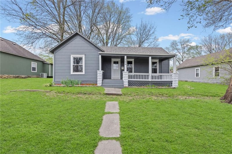 304 Shawnee St, Paola, KS 66071