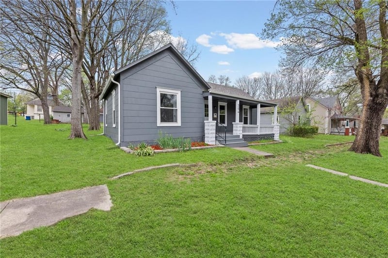304 Shawnee St, Paola, KS 66071