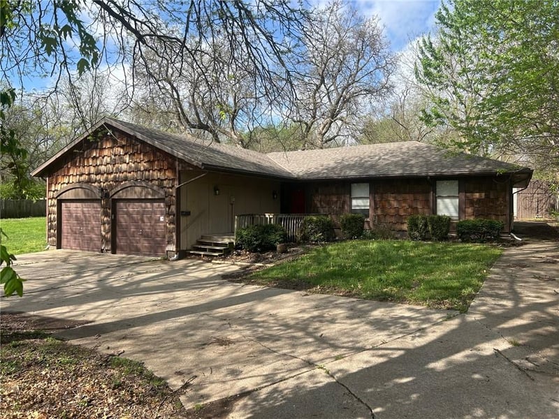 7926 Ditzler Ave, Raytown, MO 64138
