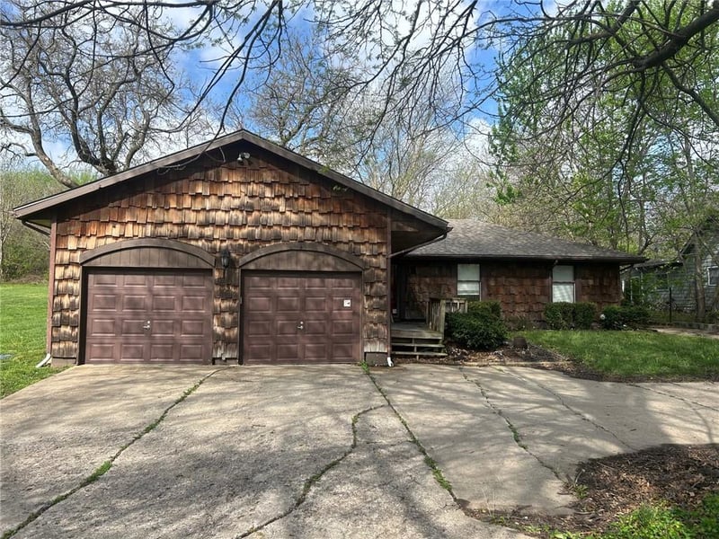 7926 Ditzler Ave, Raytown, MO 64138