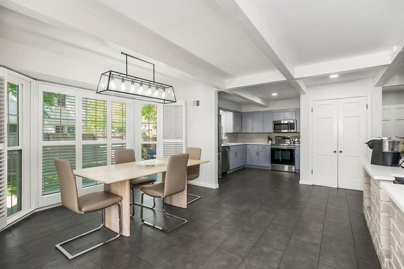 6907 Edgevale Rd, Kansas City, MO 64113