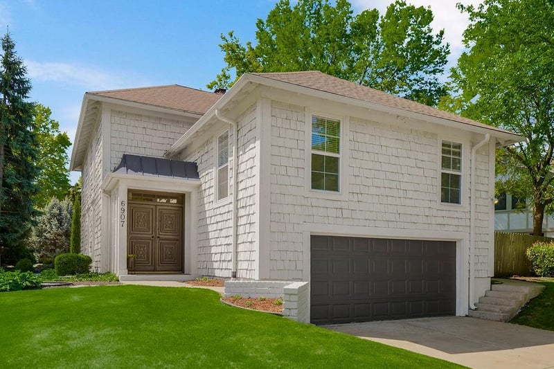 6907 Edgevale Rd, Kansas City, MO 64113