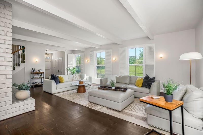 6907 Edgevale Rd, Kansas City, MO 64113