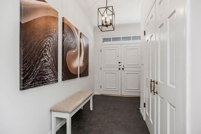 6907 Edgevale Rd, Kansas City, MO 64113