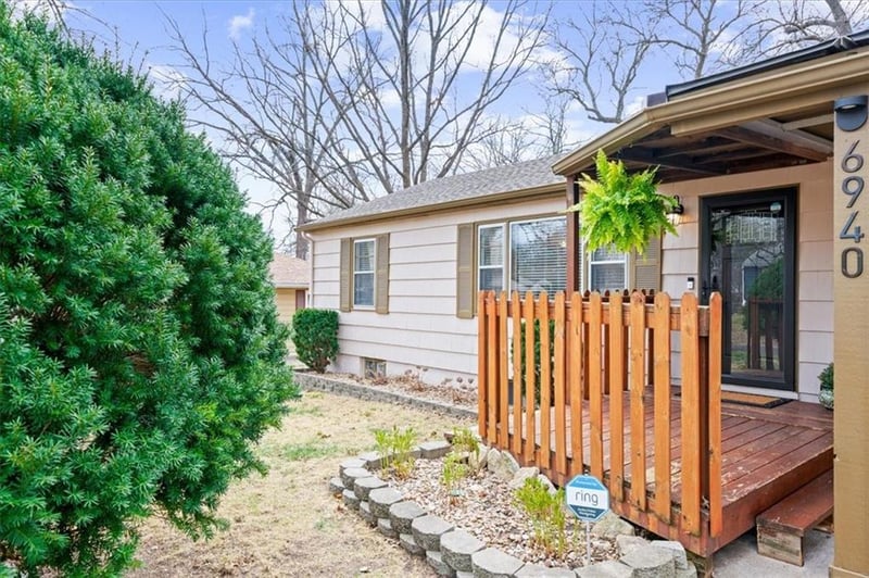 6940 Mackey St, Overland Park, KS 66204