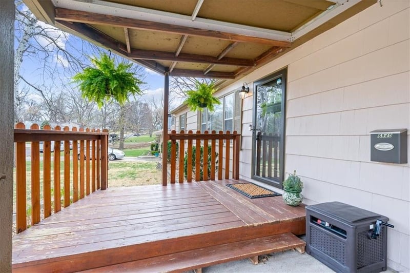 6940 Mackey St, Overland Park, KS 66204