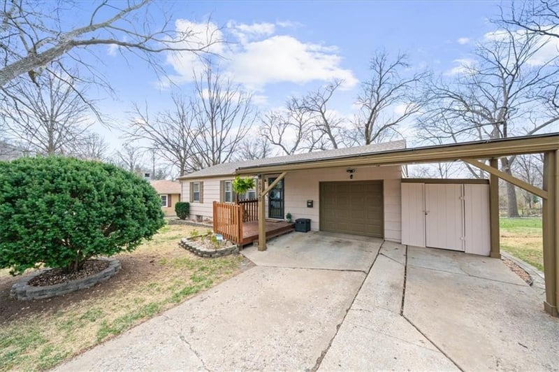 6940 Mackey St, Overland Park, KS 66204