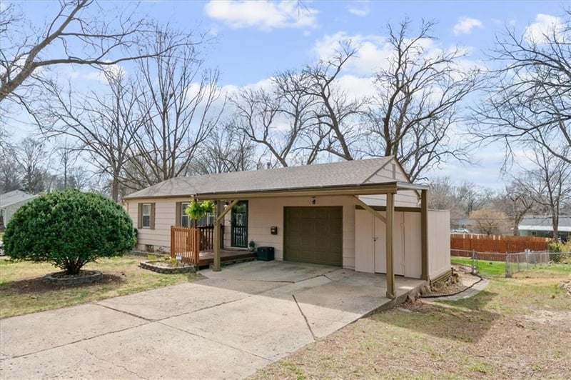 6940 Mackey St, Overland Park, KS 66204