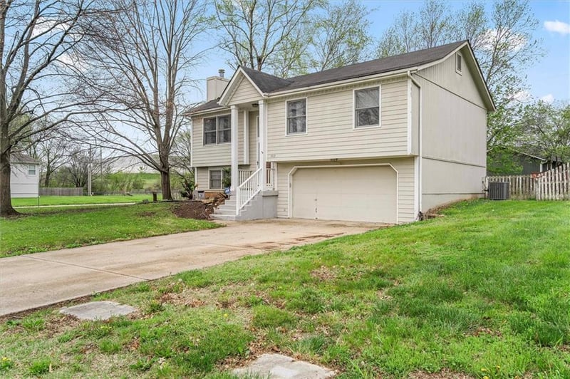 8812 Golden Ln, De Soto, KS 66018