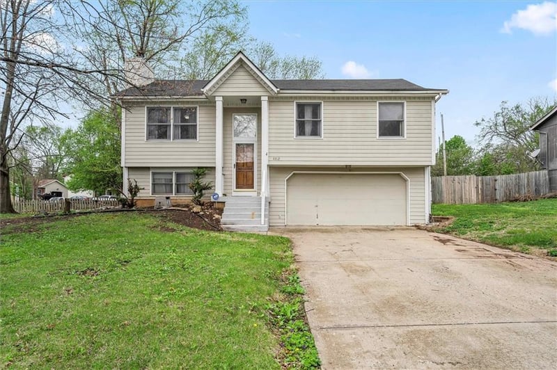 8812 Golden Ln, De Soto, KS 66018